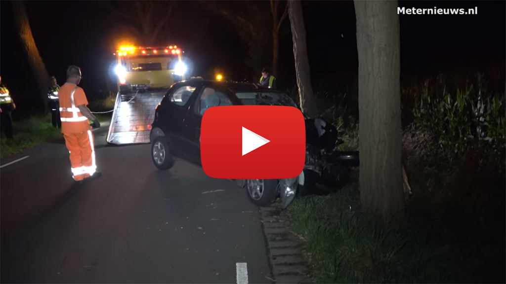 Auto botst frontaal op boom op de J.J. Gorterlaan