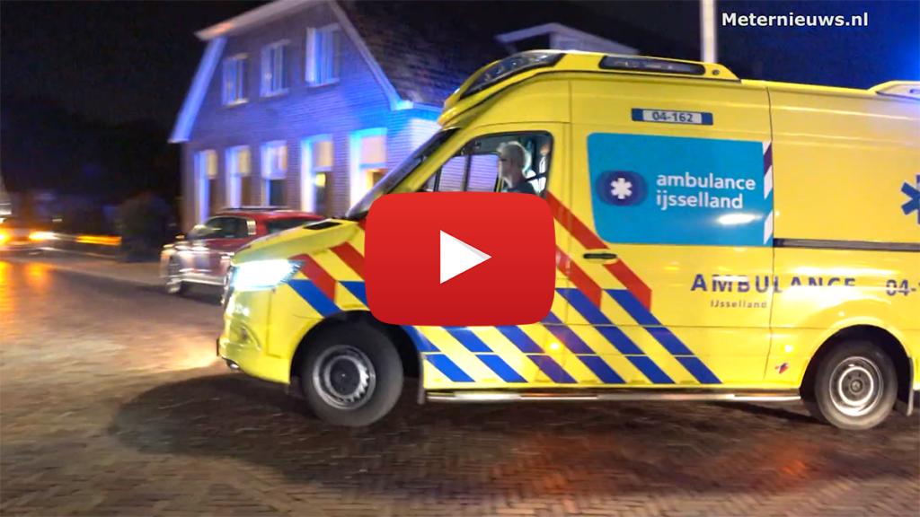 Brandweer haalt jongen onder auto vandaan