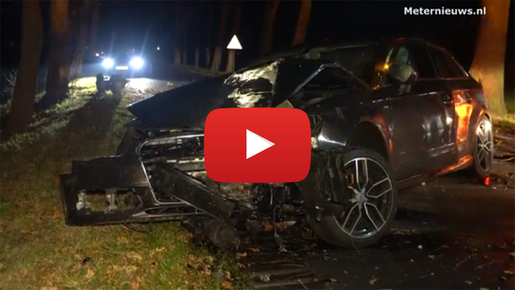 Auto frontaal op boom op de JJ Gorterlaan