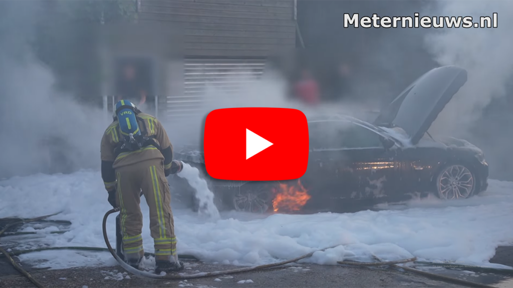 Drie jongeren redden rietgedekte boerderij bij autobrand