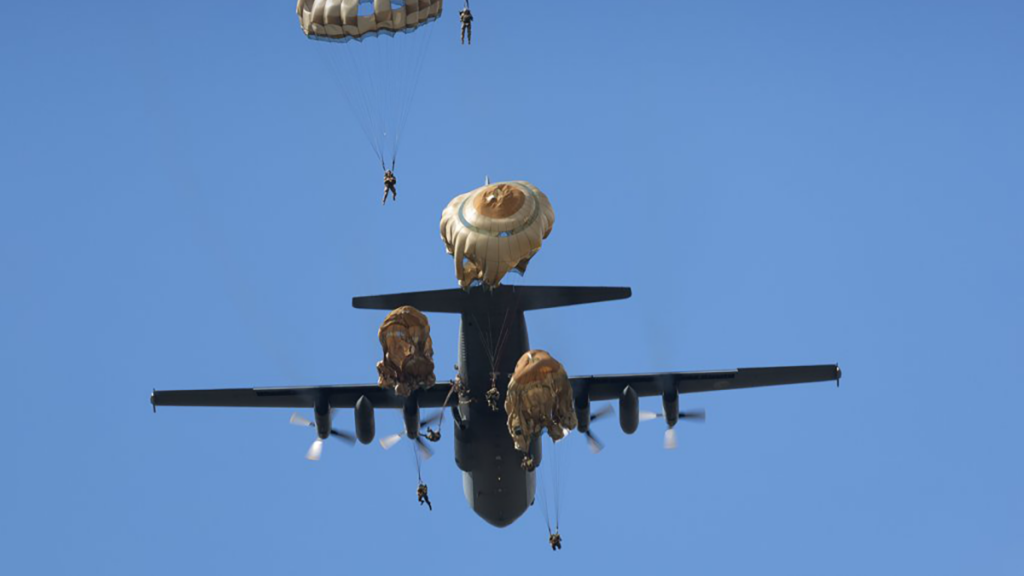 Militaire vliegtuigen vliegen laag over voor grote oefening