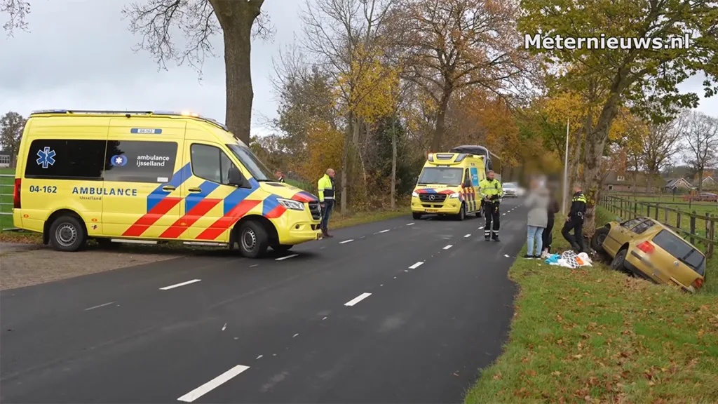Drie personen zwaargewond na aanrijding met boom