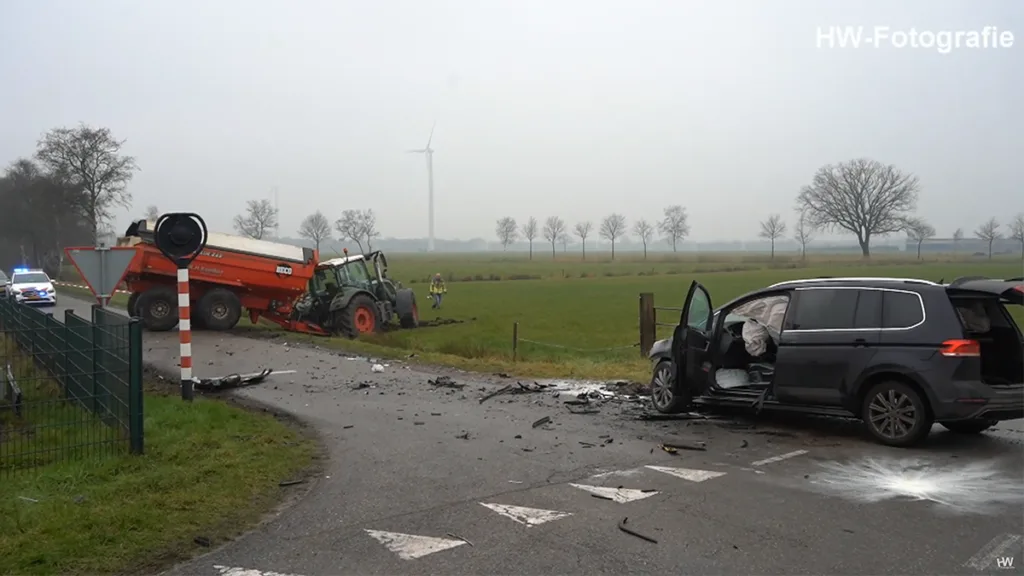 Zware botsing tussen auto en trekker in Rouveen: twee gewonden