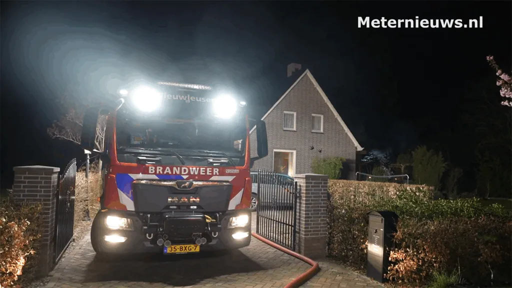 Bijgebouw verwoest door brand aan Puntweg in Punthorst