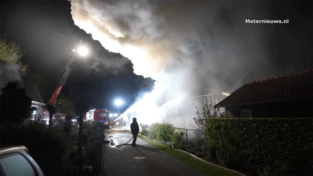 Uitslaande brand in Rouveen, meerdere korpsen ingezet