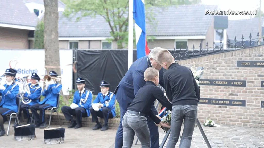 Staphorst herdenkt oorlogsslachtoffers bij monument op Marktplein
