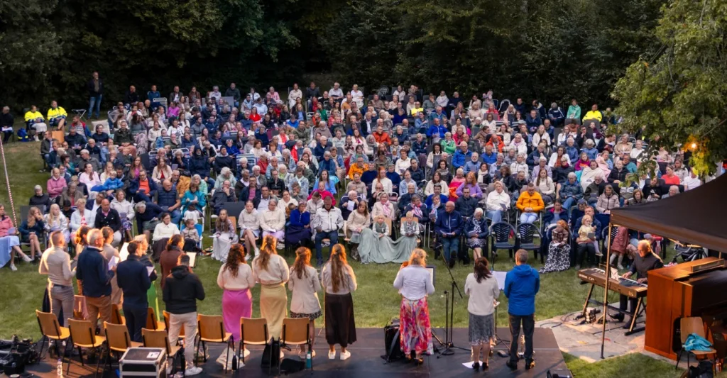 Succesvolle Openlucht Zangavond Werkgroep Berdien