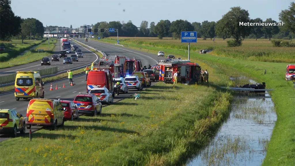 Gezin uit gekantelde auto in A28-sloot gered door omstanders