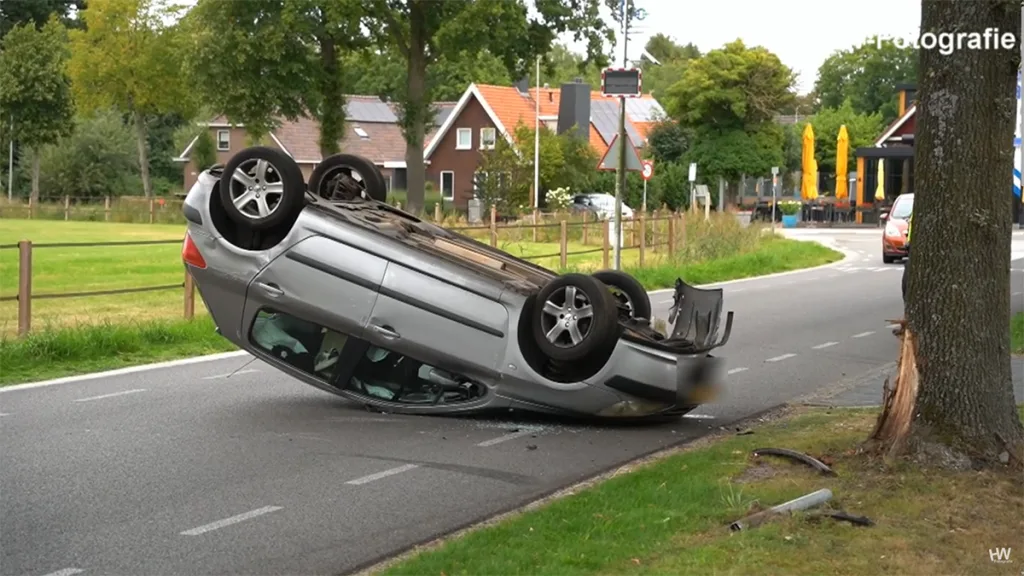 Twee mannen opgepakt na auto-ongeluk in Staphorst