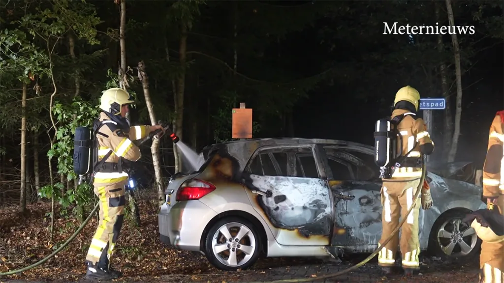 Zwaargewonde na ongeval Kampweg, auto vliegt in brand