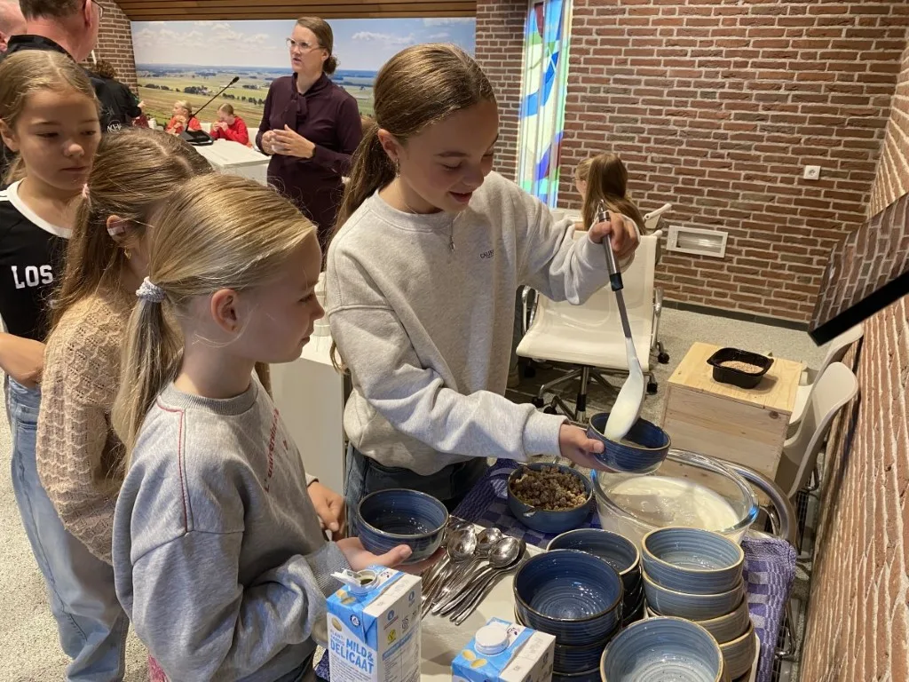 Groep 8 ontbijt in raadszaal Staphorst met locoburgemeester