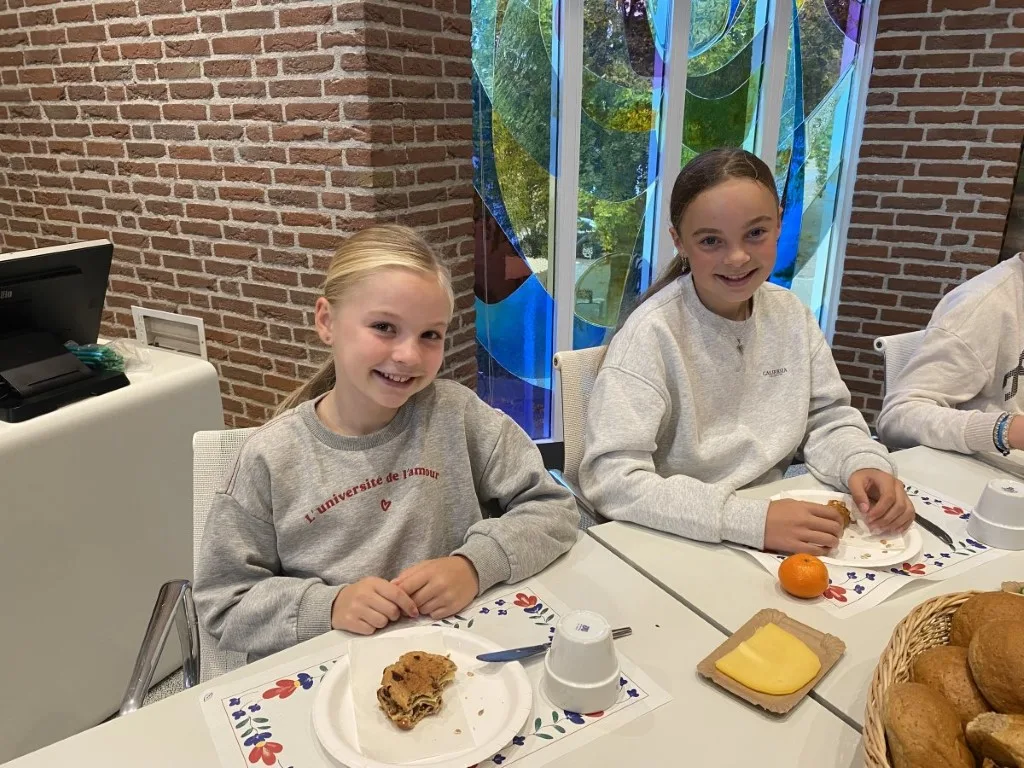 Groep 8 ontbijt in raadszaal Staphorst met locoburgemeester