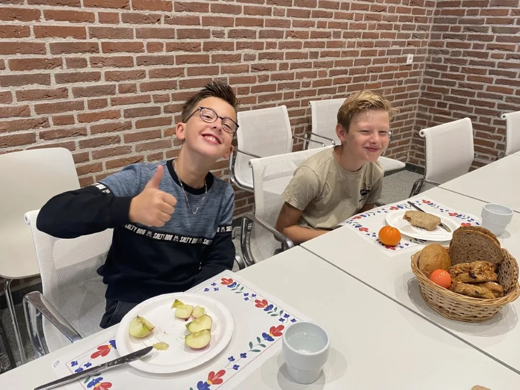Groep 8 ontbijt in raadszaal Staphorst met locoburgemeester