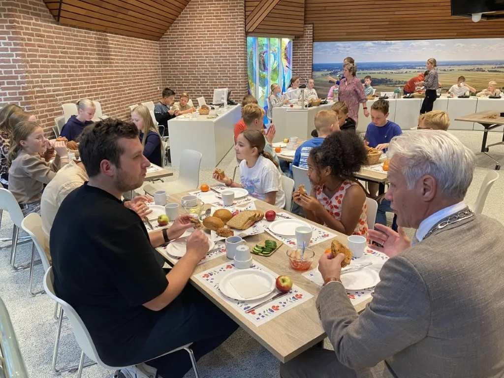Groep 8 ontbijt in raadszaal Staphorst met locoburgemeester