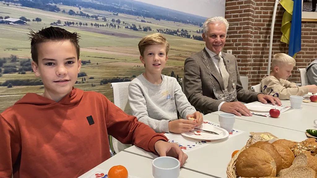 Groep 8 ontbijt in raadszaal Staphorst met locoburgemeester