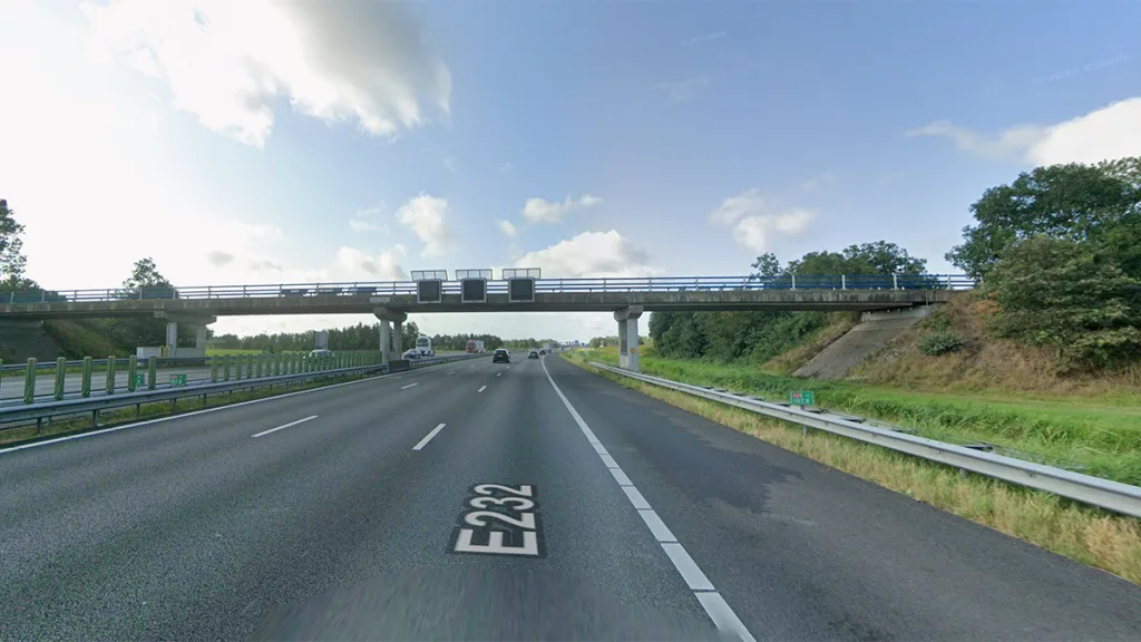 Levensgevaarlijk: Voorwerpen op A28 gegooid vanaf viaduct