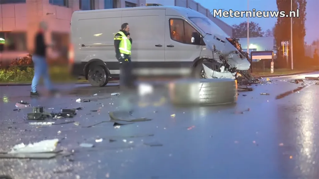 Busje botst op vrachtwagen in Staphorst; kruising afgesloten
