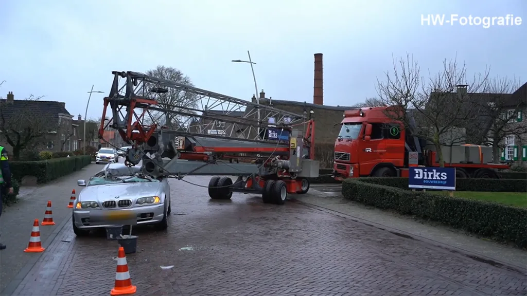 Wonderbaarlijke ontsnapping bij crash met kraan in Staphorst