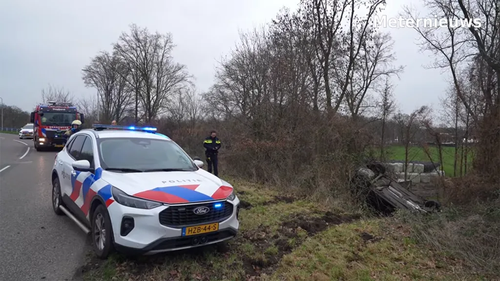 Auto slaat over de kop in Staphorst; motoragent onderuit