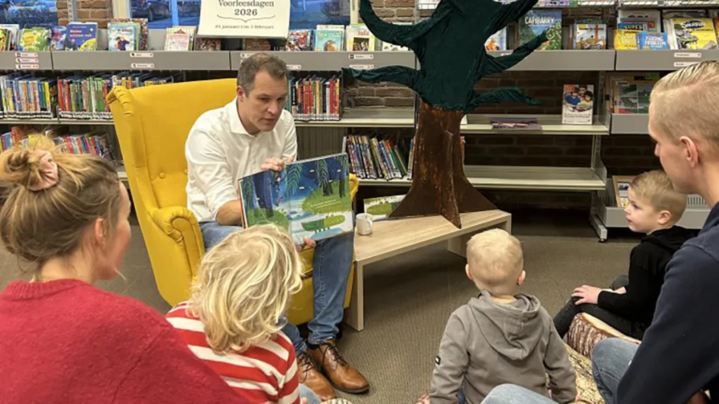 Wethouder Bos leest voor bij ontbijt in bibliotheek