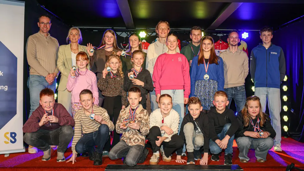 Staphorst viert sportsucces: kampioenen gehuldigd in Spoorzicht