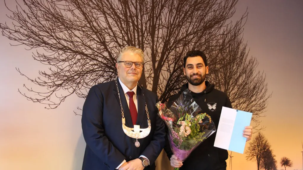 Staphorst verwelkomt Siyah Mansouri als nieuwe Nederlander