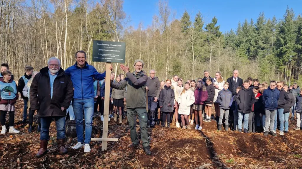 Staphorst plant 850 bomen tijdens Boomfeestdag