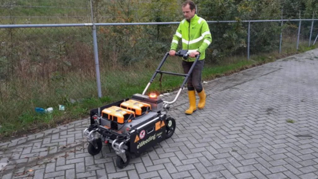 Gemeente Staphorst zet onkruid onder stroom